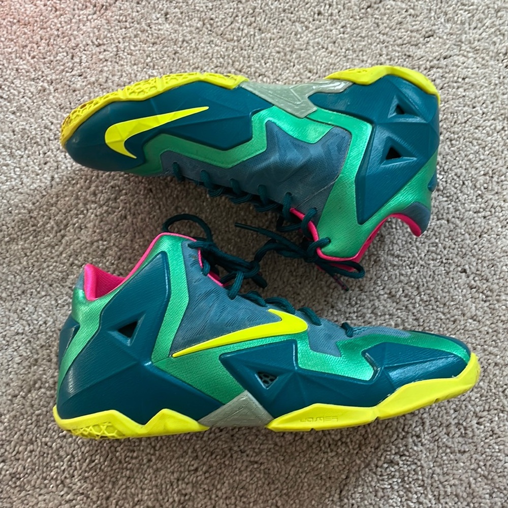 Nike Lebron XI Sneakers